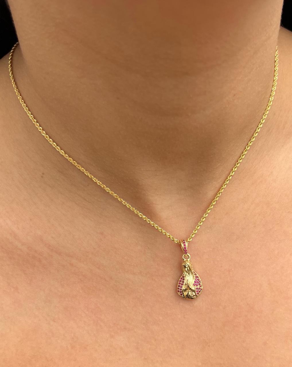 Dije virgen maria con swarovski fucsia 2.8gr / Largo 2.7cm — Oro Amarillo