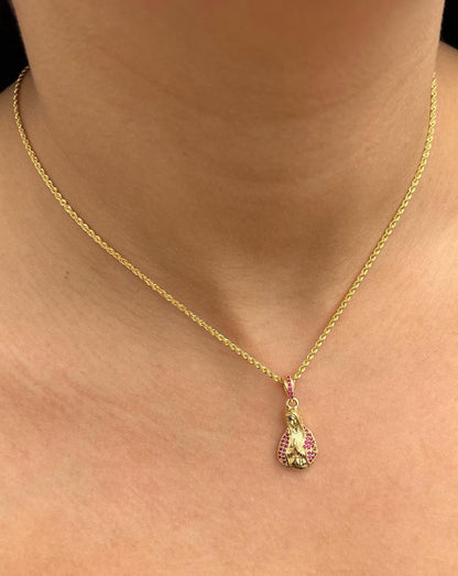 Dije virgen maria con swarovski fucsia 2.8gr / Largo 2.7cm — Oro Amarillo