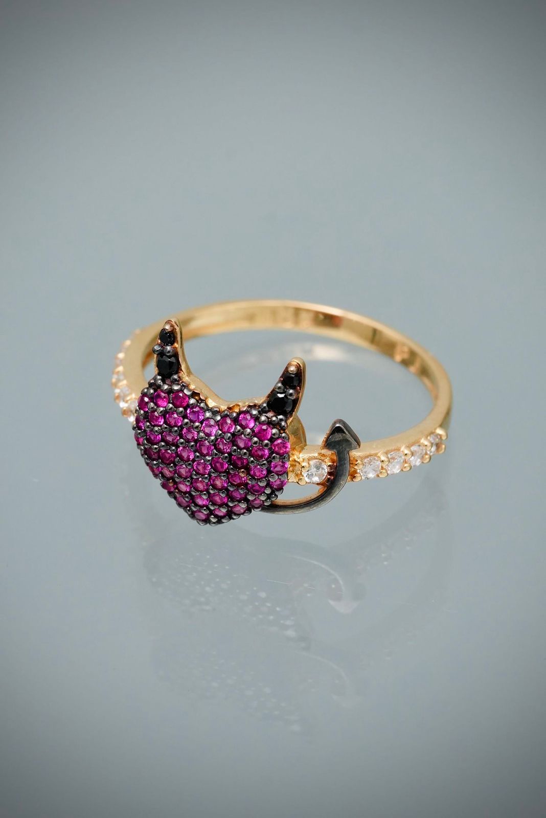 Anillo corazon con swarovski negro y fucsia 2.65gr / Talla 7 1/2 — Oro Amarillo