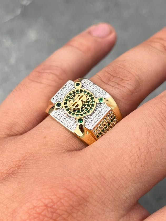 Anillo signo peso con swarovski blanco y verde 15.6gr / Talla 11 3/4 / Oro Amarillo Nac B