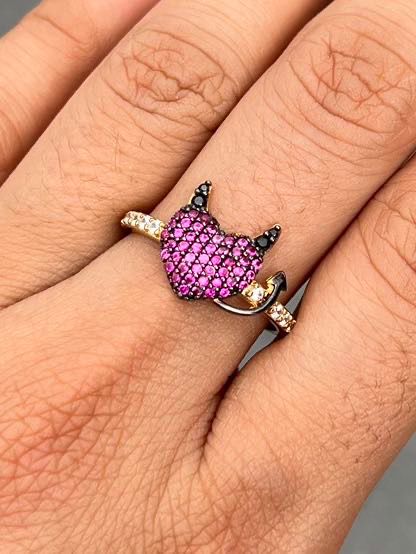 Anillo corazon con swarovski negro y fucsia 2.65gr / Talla 7 1/2 — Oro Amarillo