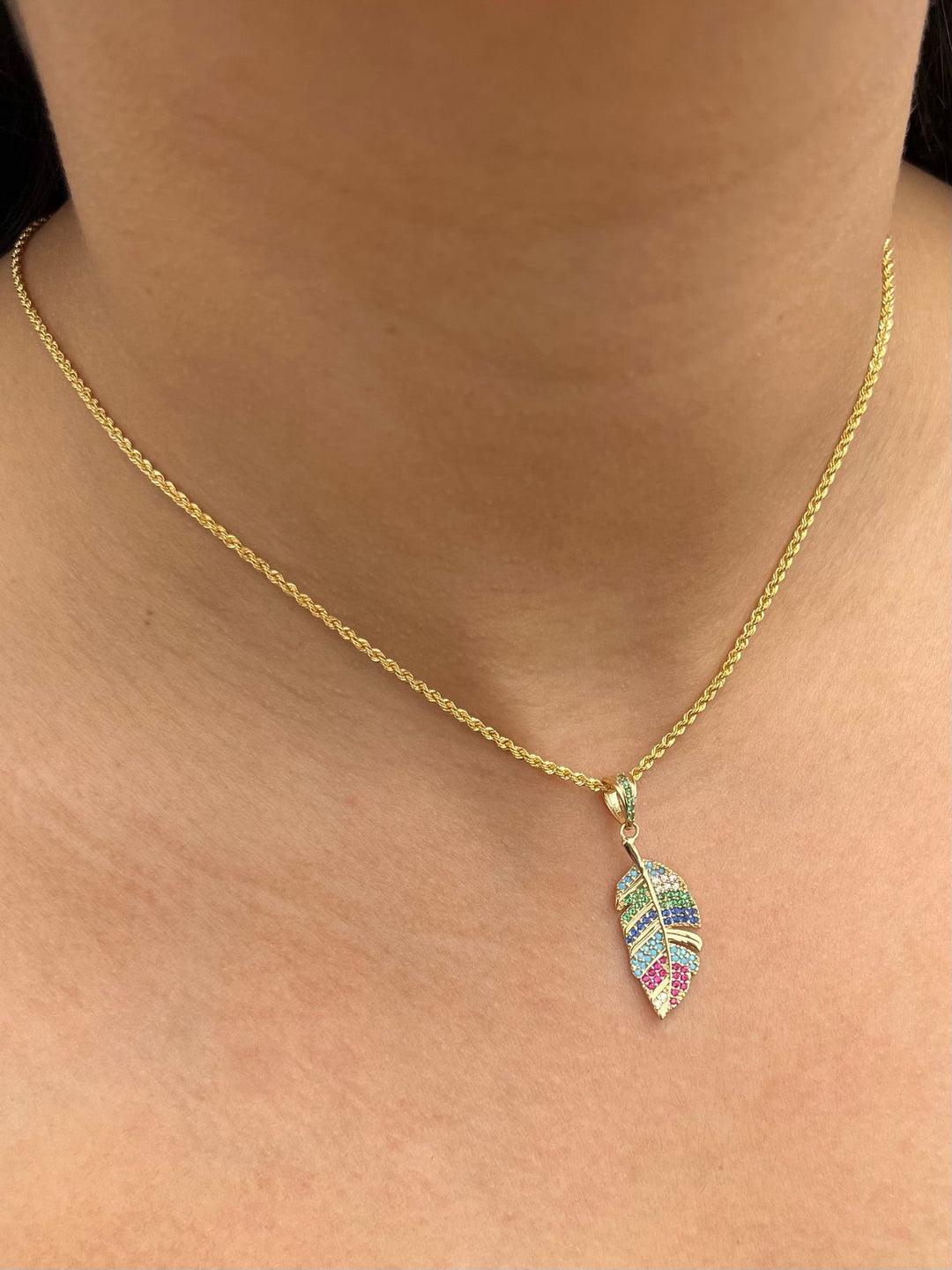 Dije hoja con swarovski multicolor 2.1gr / Largo 3.3cm — Oro Amarillo