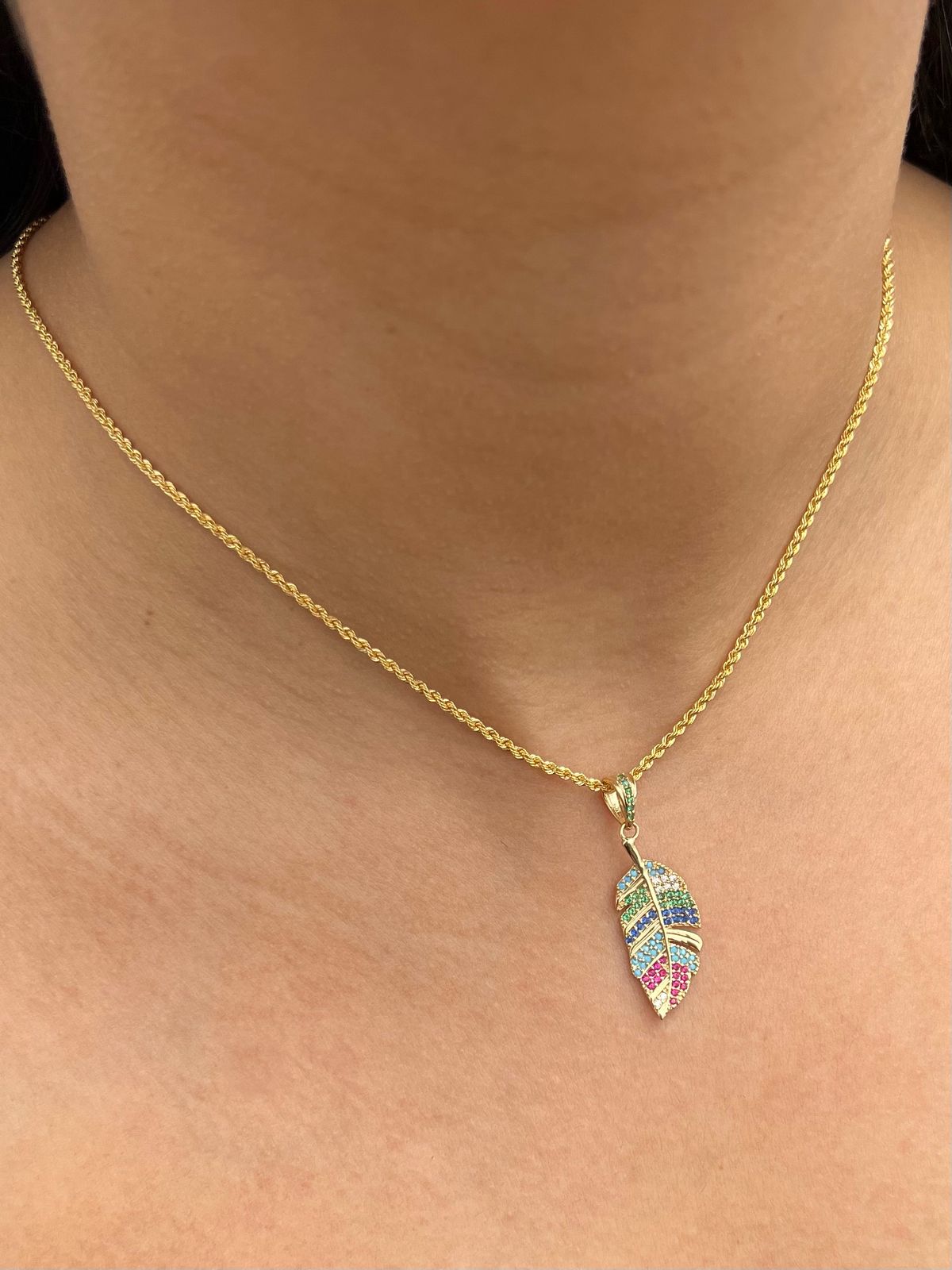 Dije hoja con swarovski multicolor 2.1gr / Largo 3.3cm — Oro Amarillo
