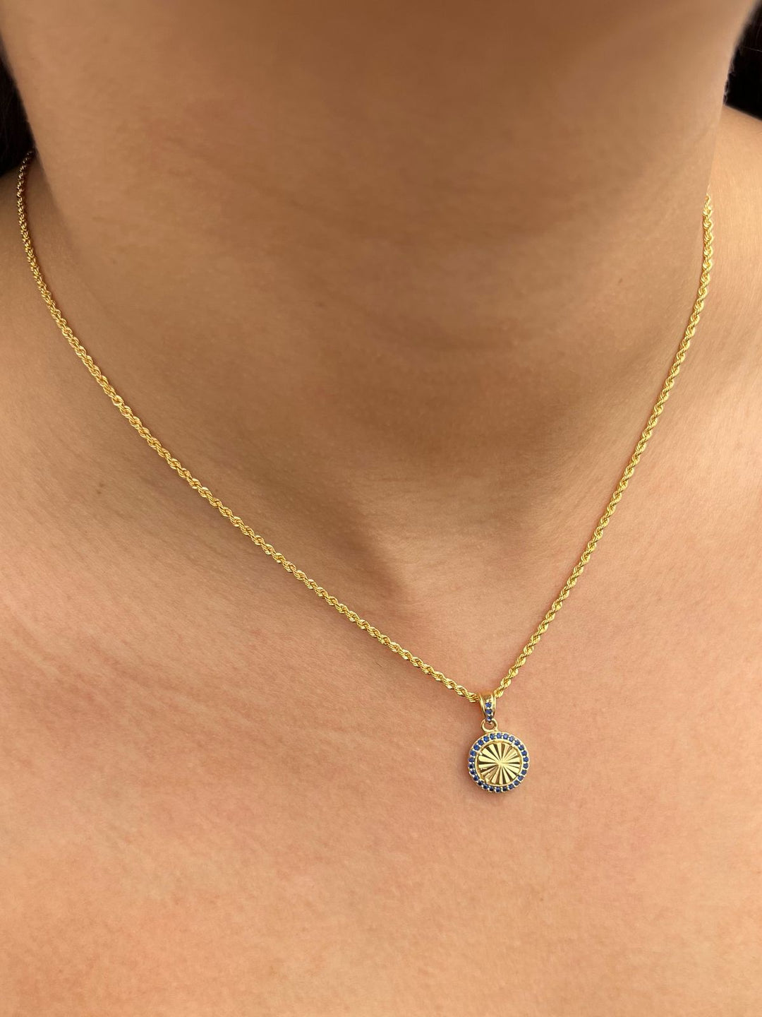Dije diamantado con swarovski azul 1.6gr / Largo 1.9cm — Oro Amarillo
