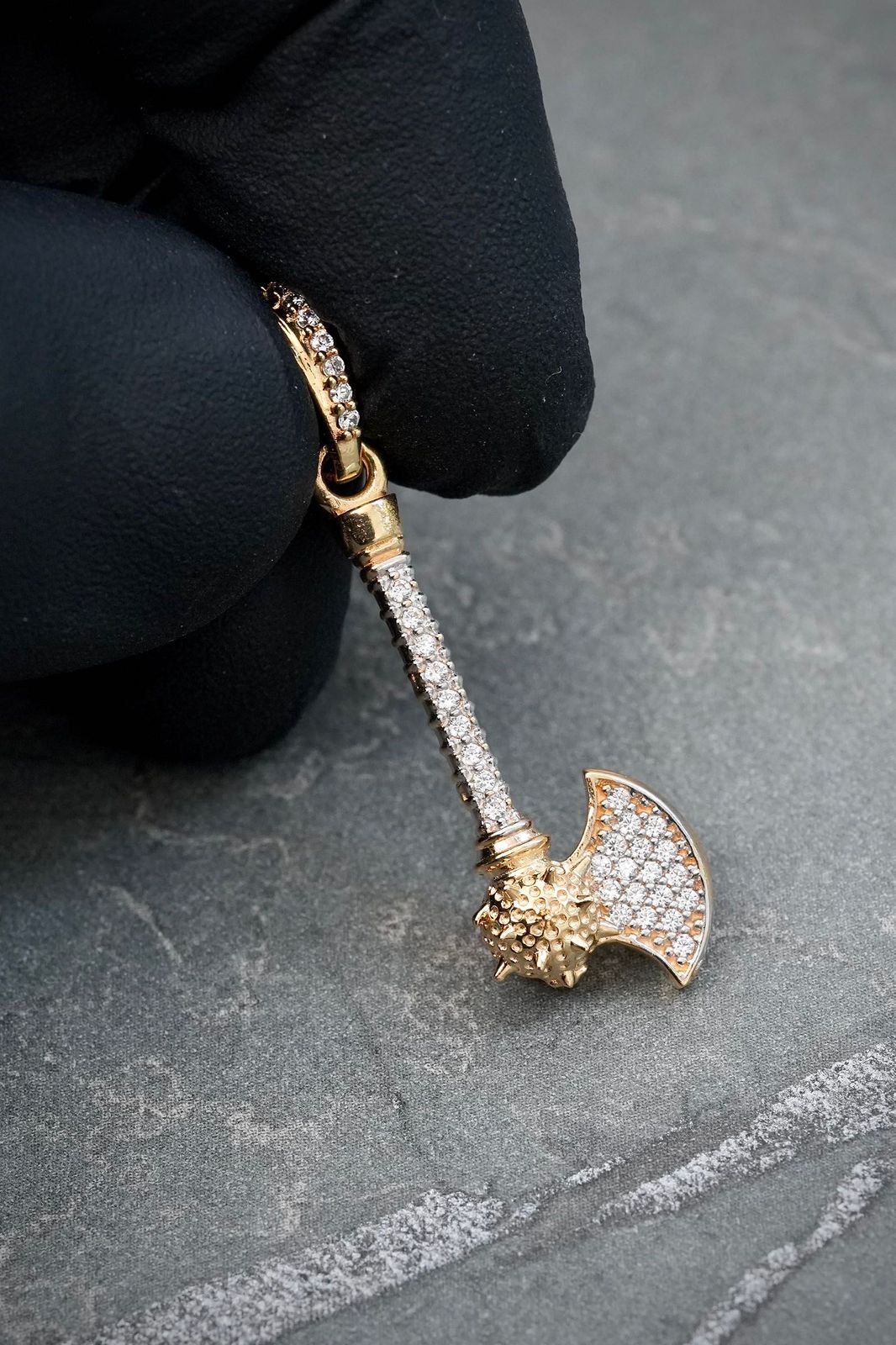 Dije hacha con swarovski blanco 2.7gr / Largo 3.5cm — Oro Amarillo