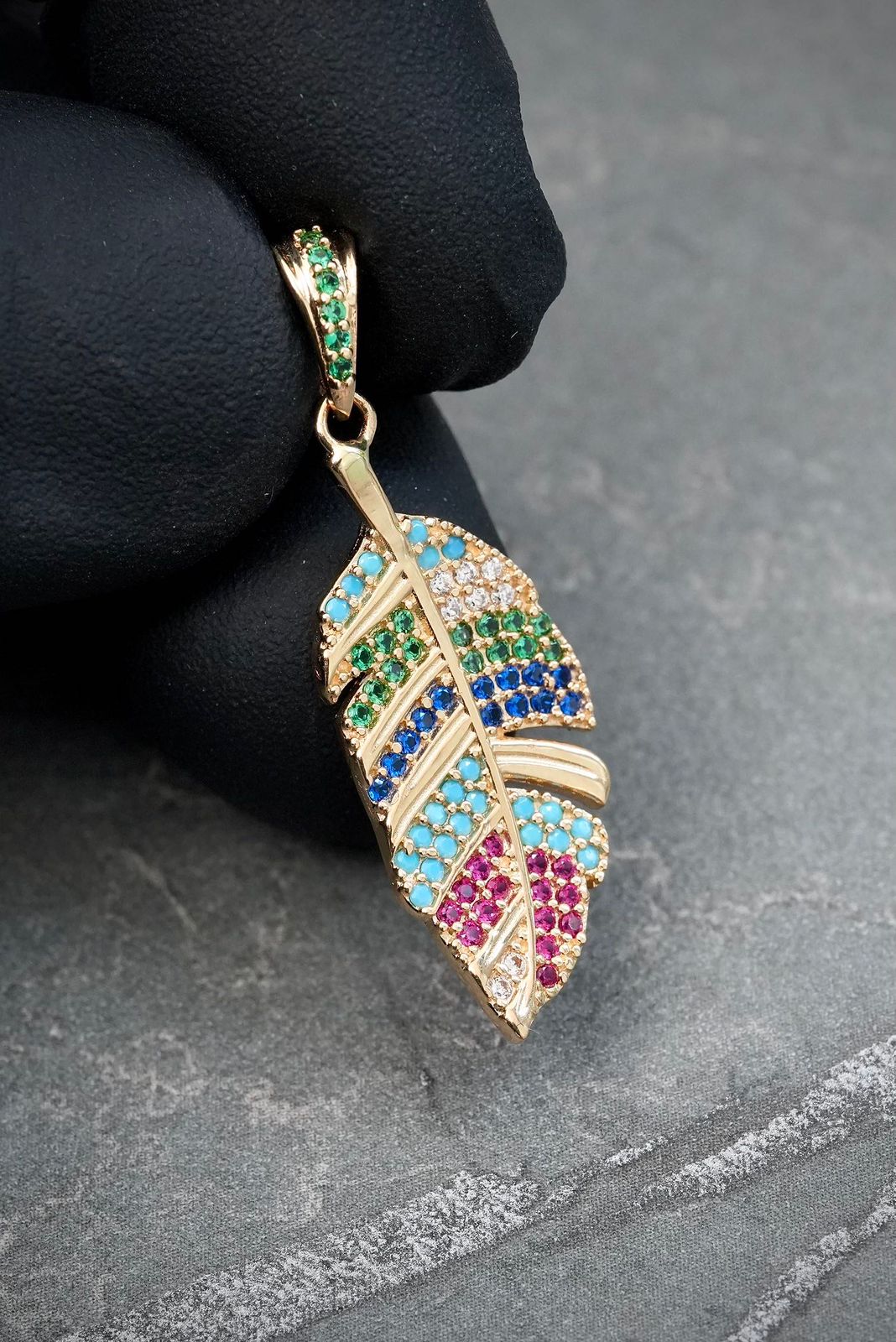 Dije hoja con swarovski multicolor 2.1gr / Largo 3.3cm — Oro Amarillo