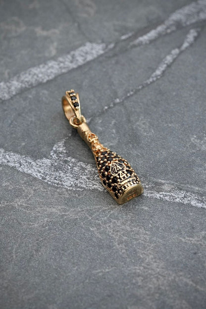 Dije botella con swarovski negro 1.4gr / Largo 2.2cm — Oro Amarillo
