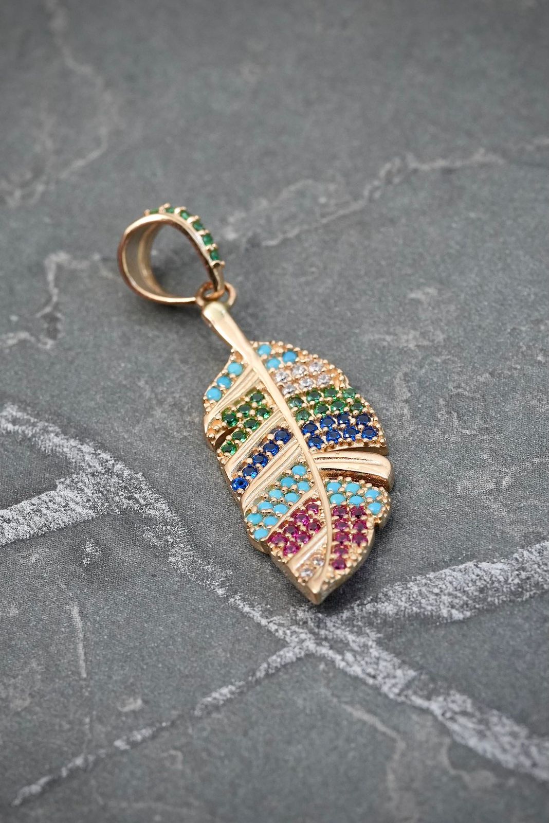 Dije hoja con swarovski multicolor 2.1gr / Largo 3.3cm — Oro Amarillo