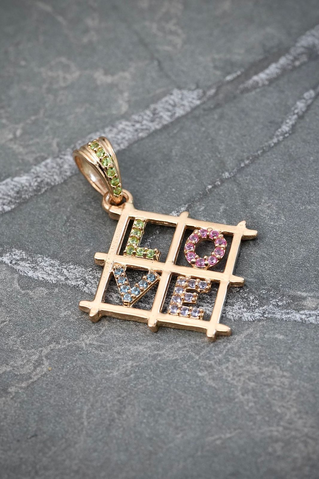 Dije love con swarovski multicolor 2.1gr / Largo 2.9cm — Oro Amarillo