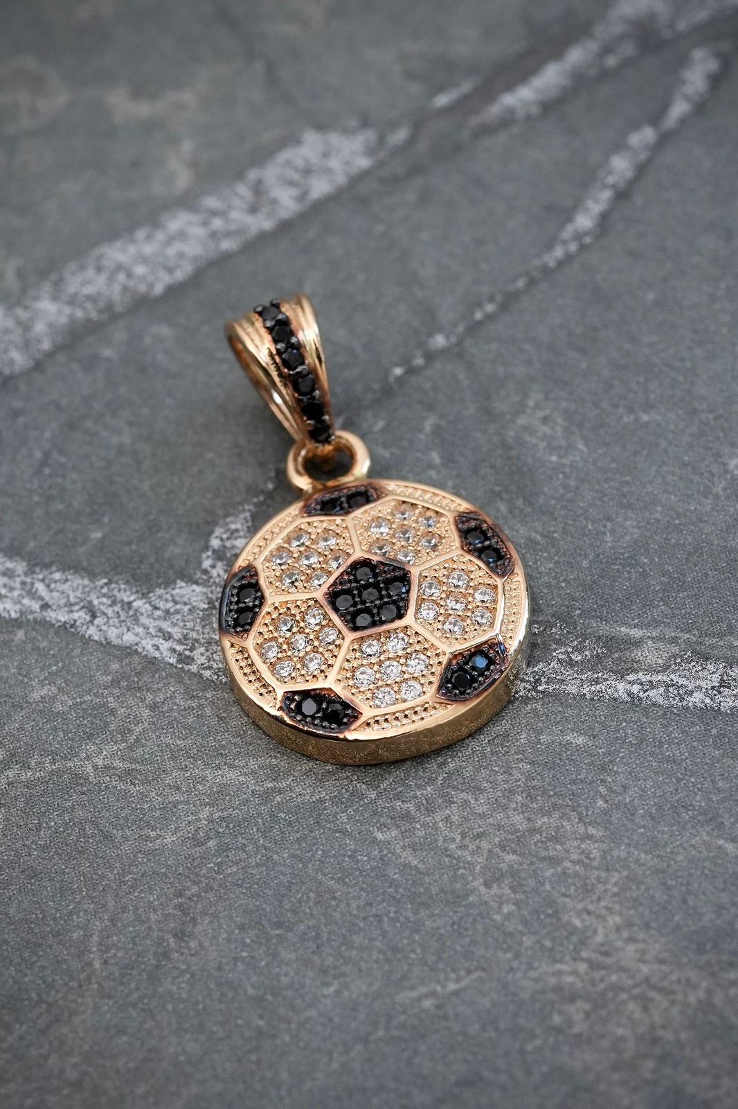 Dije balon con swarovski negro y blanco 2.4gr / Largo 2.2cm — Oro Amarillo