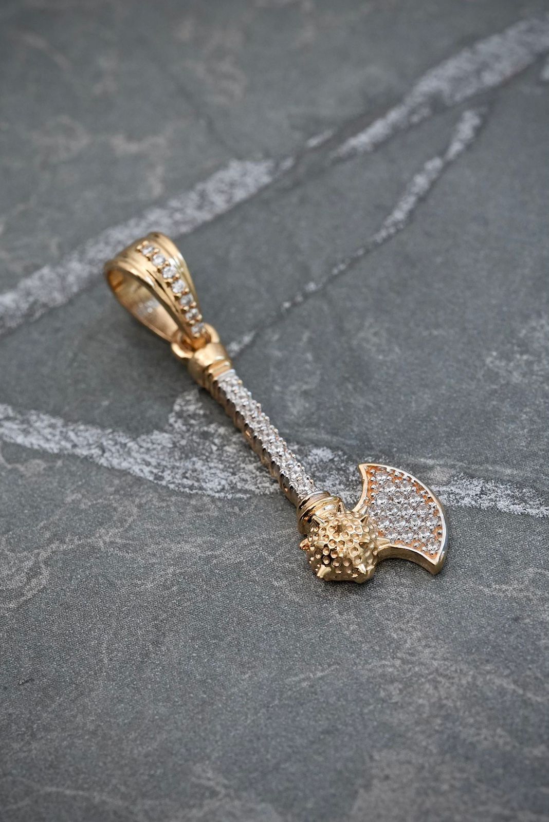Dije hacha con swarovski blanco 2.7gr / Largo 3.5cm — Oro Amarillo