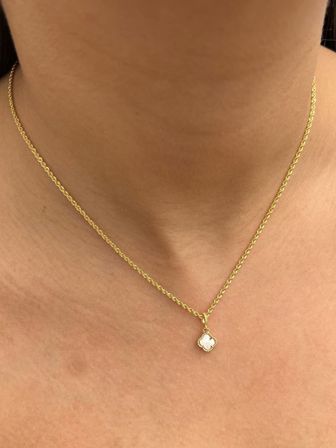 Dije lucky clover piedra blanca 0.85gr / Largo 1.5cm — Oro Amarillo
