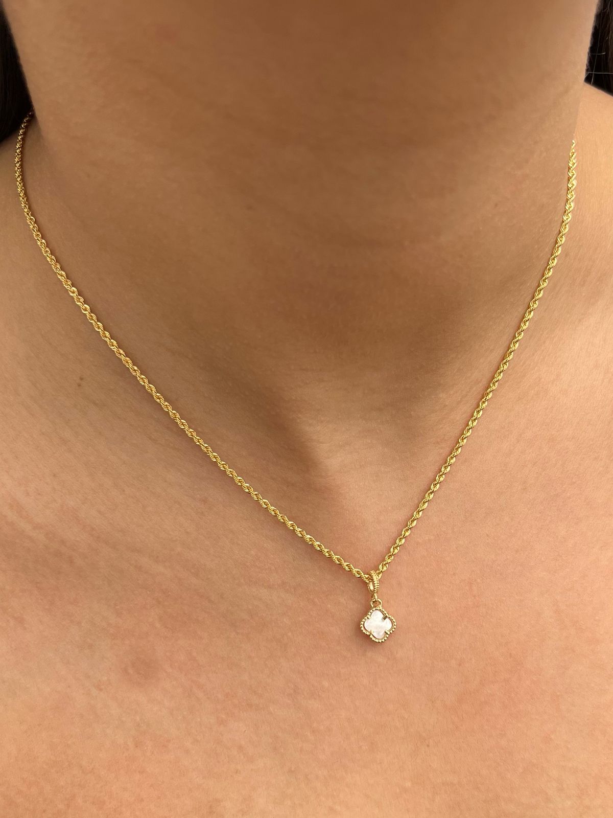 Dije lucky clover piedra blanca 0.85gr / Largo 1.5cm — Oro Amarillo