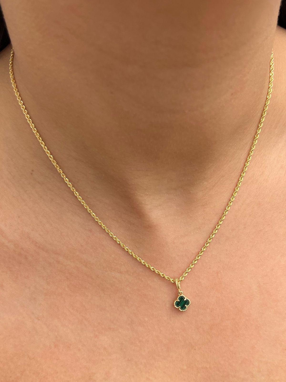 Dije lucky clover piedra verdE 0.85gr / Largo 1.5cm / Oro Amarillo Nac B
