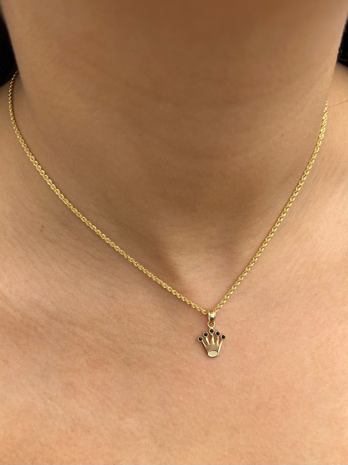 Dije corona rx con swarovski negro 1.15gr / Largo 1.8cm — Oro Amarillo