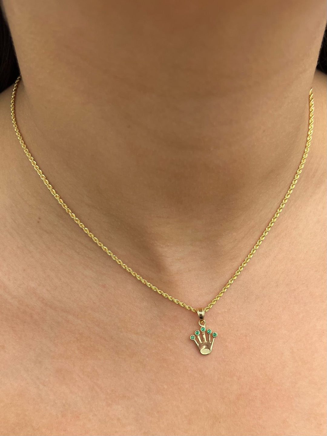 Dije corona rx con swarovski verde 1.15gr / Largo 1.8cm — Oro Amarillo