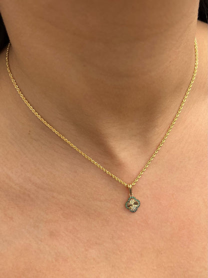 Dije lucky clover con swarovski verde 0.85gr / Largo 1.7cm / Oro Amarillo Nac B