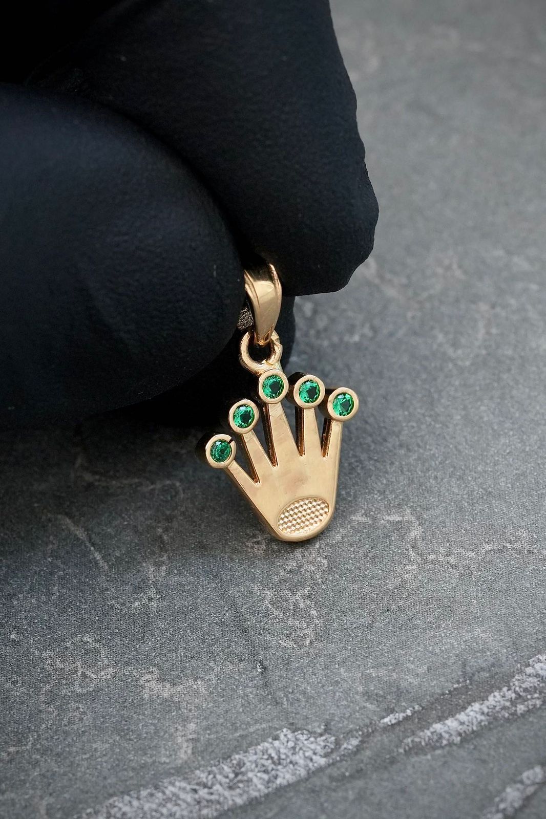 Dije corona rx con swarovski verde 1.15gr / Largo 1.8cm — Oro Amarillo