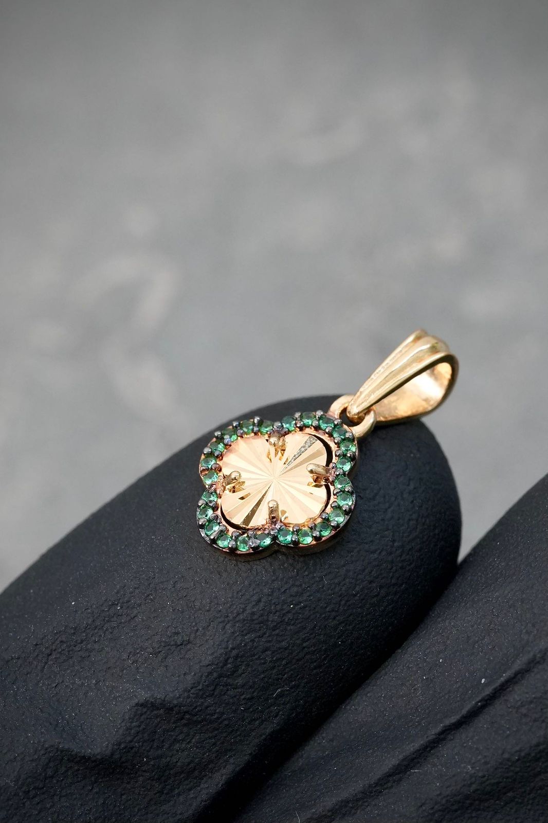 Dije lucky clover con swarovski verde 0.85gr / Largo 1.7cm / Oro Amarillo Nac B