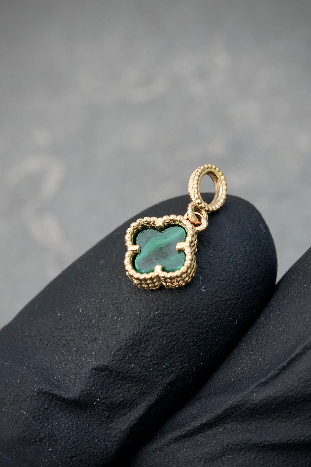 Dije lucky clover piedra verdE 0.85gr / Largo 1.5cm / Oro Amarillo Nac B