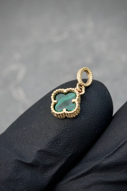Dije lucky clover piedra verdE 0.85gr / Largo 1.5cm / Oro Amarillo Nac B