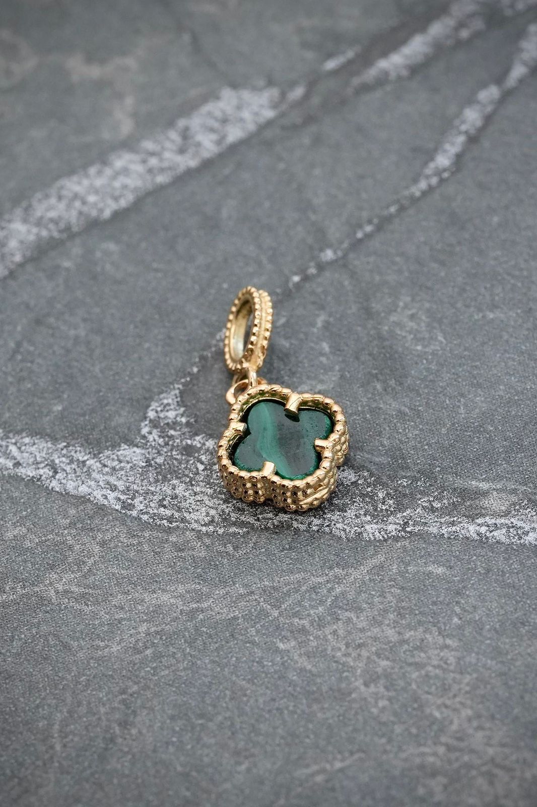 Dije lucky clover piedra verdE 0.85gr / Largo 1.5cm / Oro Amarillo Nac B