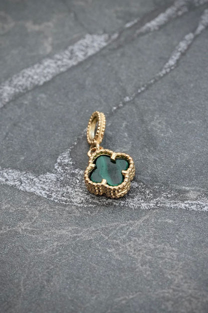 Dije lucky clover piedra verdE 0.85gr / Largo 1.5cm / Oro Amarillo Nac B