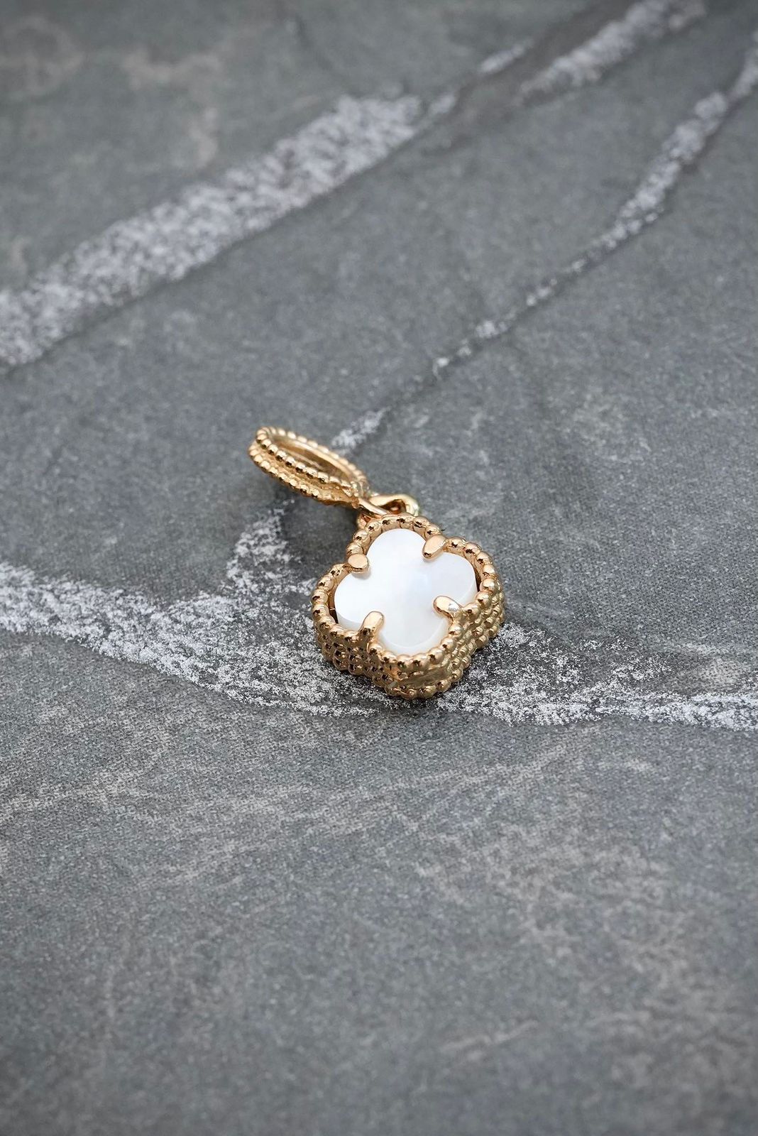 Dije lucky clover piedra blanca 0.85gr / Largo 1.5cm — Oro Amarillo