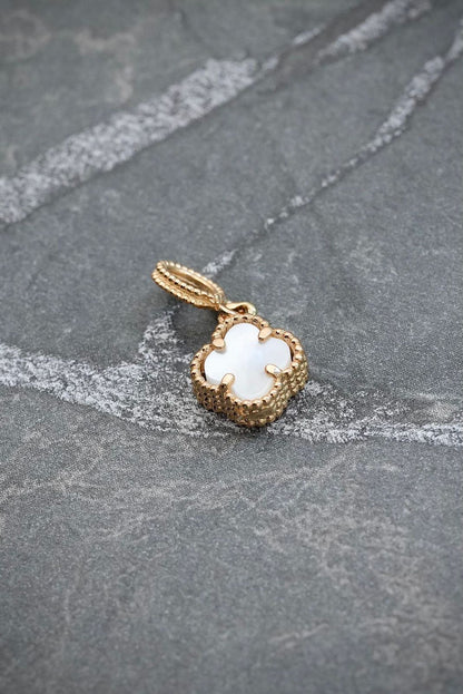 Dije lucky clover piedra blanca 0.85gr / Largo 1.5cm — Oro Amarillo