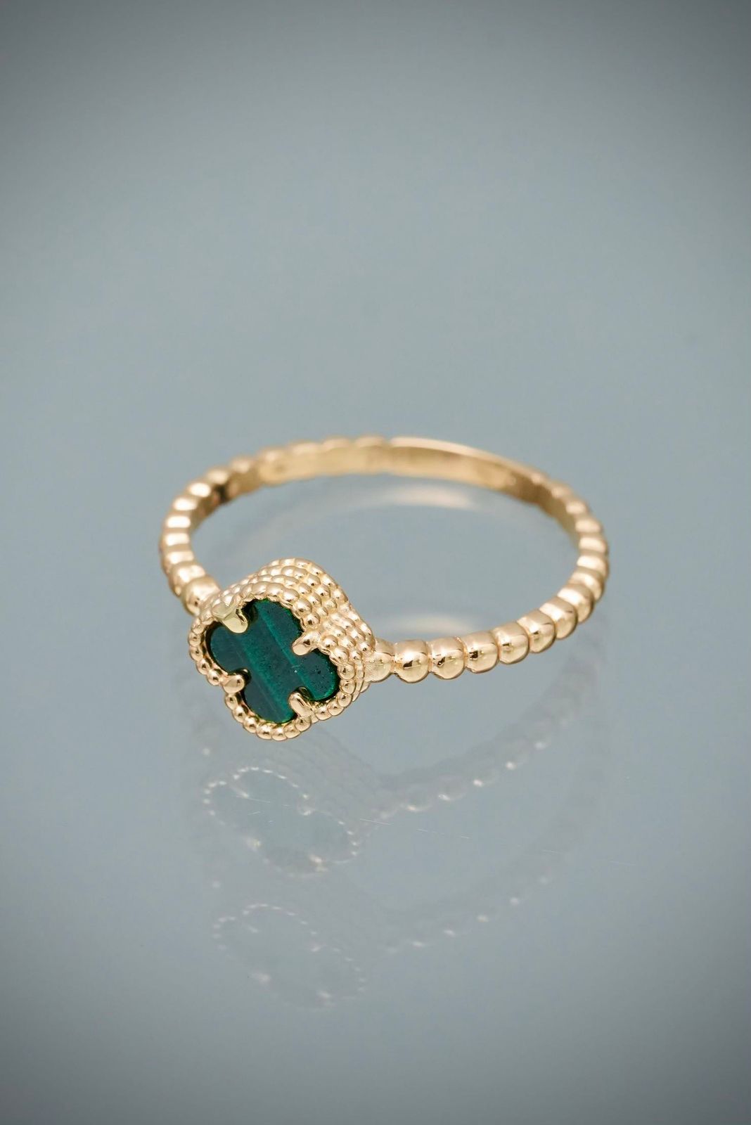 Anillo lucky clover piedra verde 2.1gr / Talla 6 1/4 — Oro Amarillo