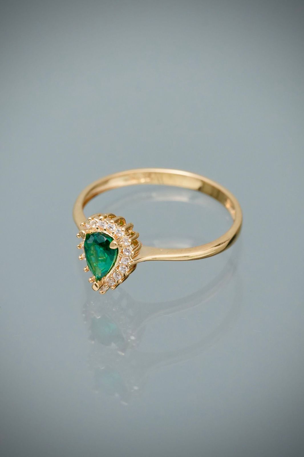 Solitario gota con swarovski verde y blancos 2gr / Talla 7 1/4 / Oro Amarillo Nac B