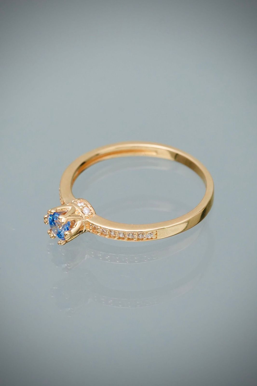 Solitario con swarovski azul y blancos 2.15gr / Talla 7 1/2 / Oro Amarillo Nac B