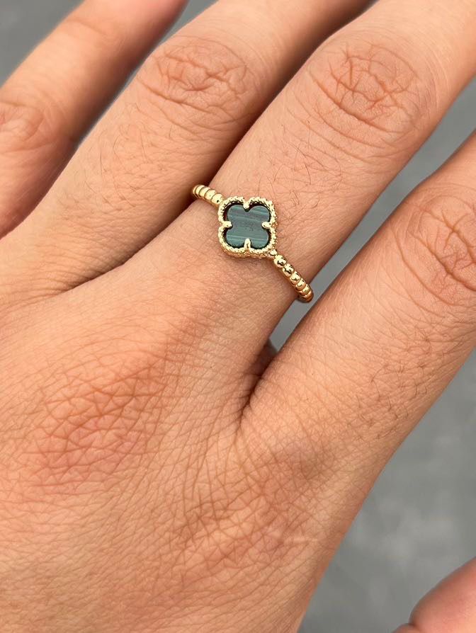 Anillo lucky clover piedra verde 2.1gr / Talla 6 1/4 — Oro Amarillo
