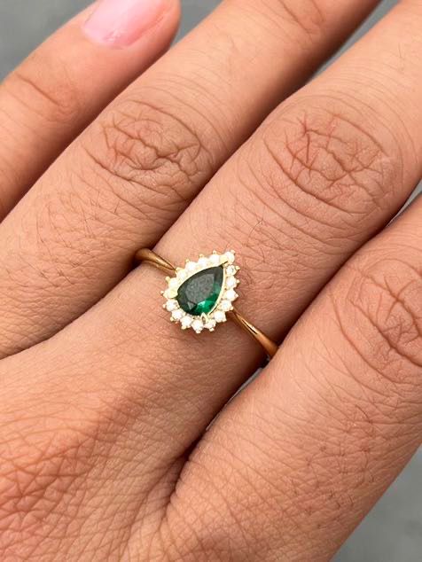 Solitario gota con swarovski verde y blancos 2gr / Talla 7 1/4 / Oro Amarillo Nac B