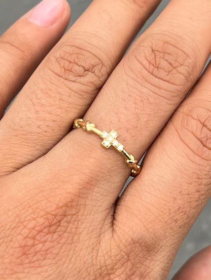 Anillo cruz con swarovskis blancos 1.75gr / Talla 6 1/2 — Oro Amarillo
