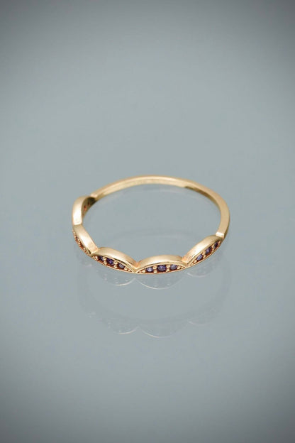 Anillo con swarovskis morados 1.2gr / Talla 6 1/4 — Oro Amarillo