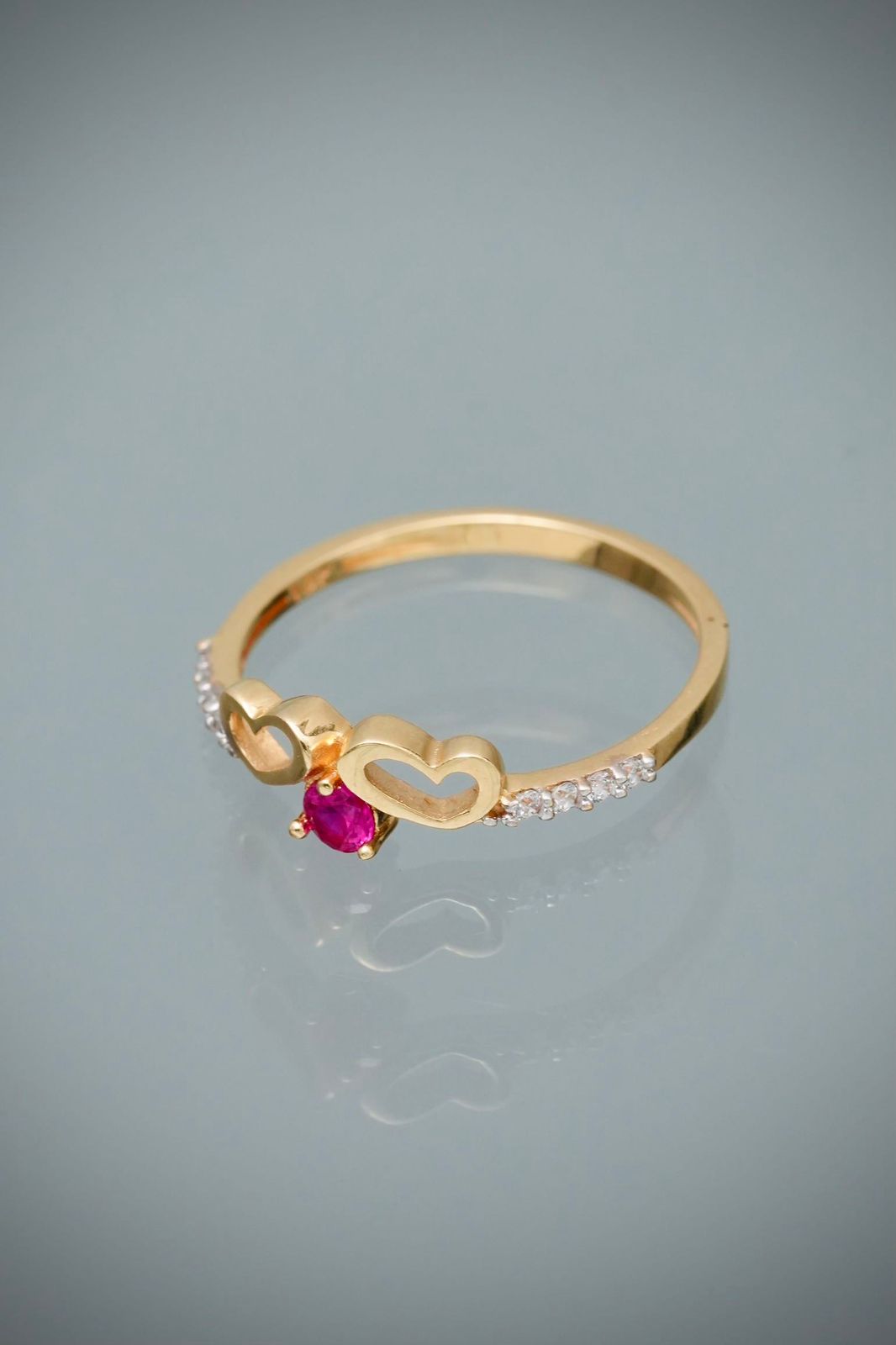 Anillo corazones con swarovski fucsia y blanco 1.75gr / Talla 6 3/4 — Oro Amarillo
