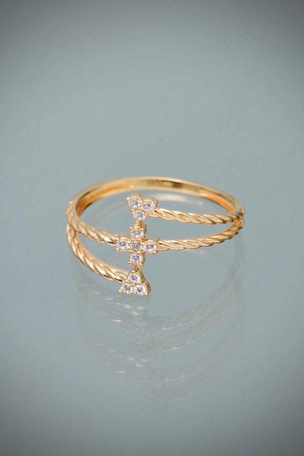 Anillo con Swarovskis blancos 1.85gr / Talla 7 1/4 — Oro Amarillo