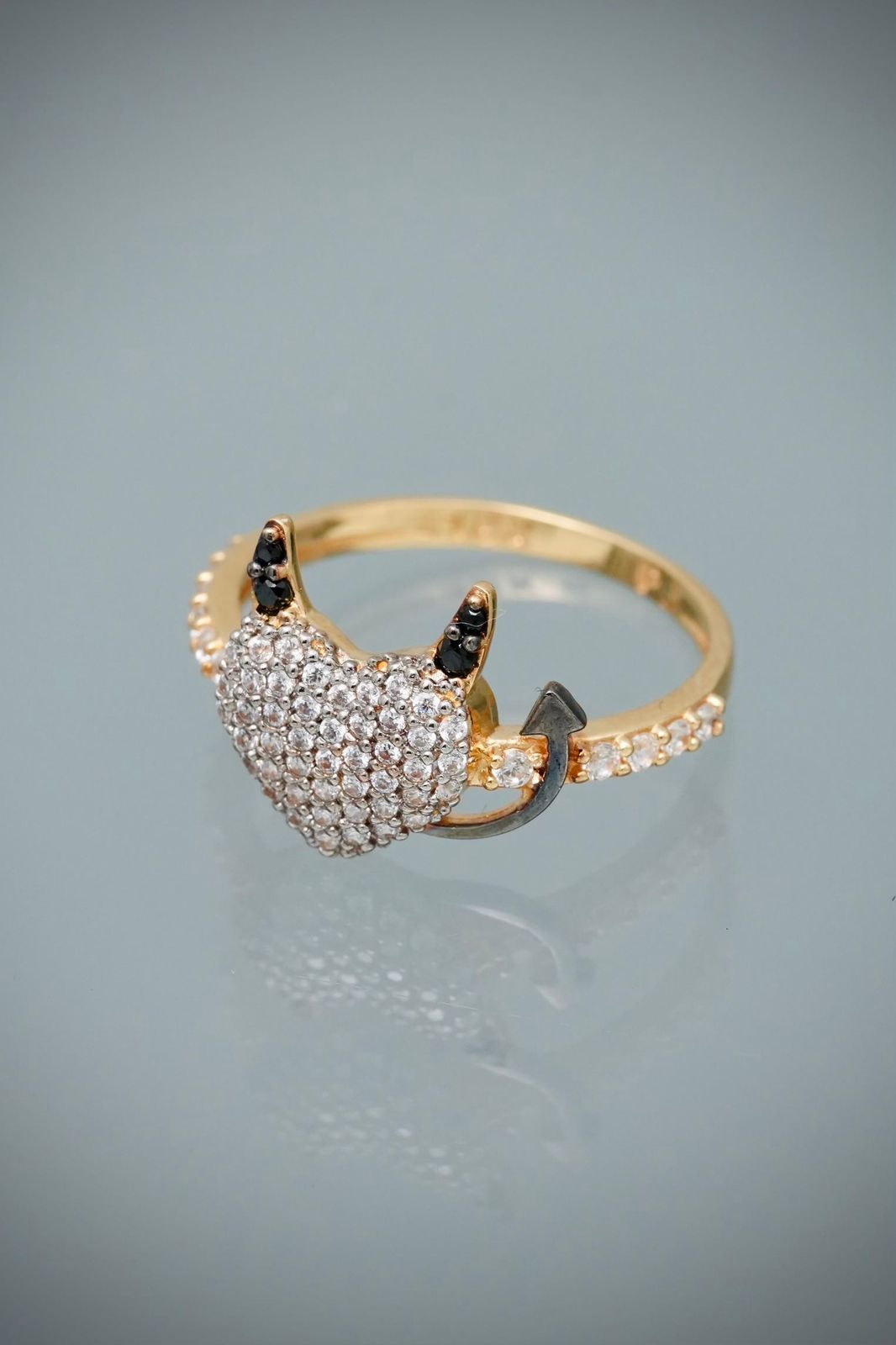 Anillo corazon con swarovski negro y blanco 2.65gr / Talla 7 / Oro Amarillo Nac B