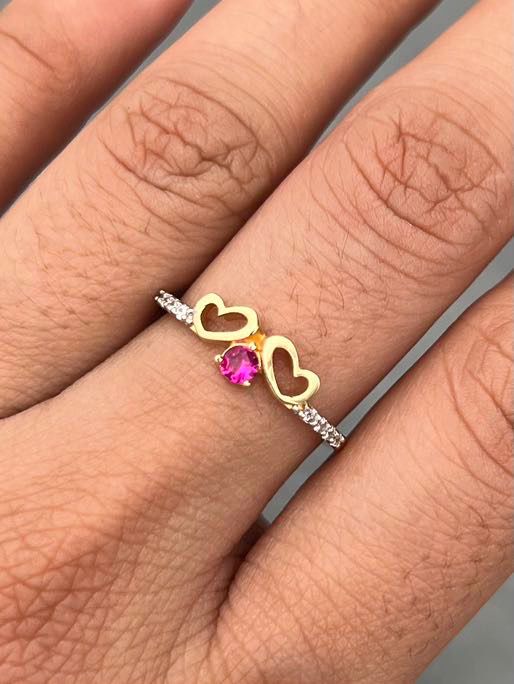 Anillo corazones con swarovski fucsia y blanco 1.75gr / Talla 6 3/4 — Oro Amarillo