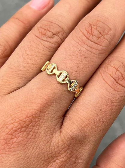 Anillo con swarovskis blancos 1.65gr / Talla 5 3/4 / Oro Amarillo Nac B