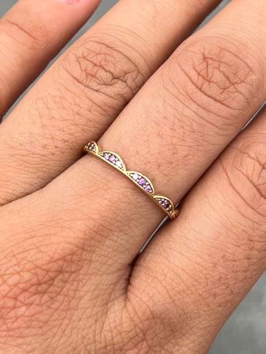 Anillo con swarovskis morados 1.2gr / Talla 6 1/4 — Oro Amarillo