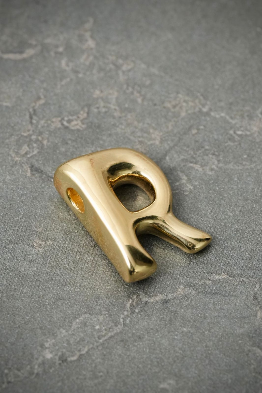 Dije letra r 0.65gr / Largo 1.7cm — Oro Amarillo