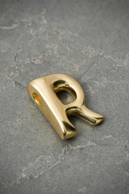 Dije letra r 0.65gr / Largo 1.7cm — Oro Amarillo