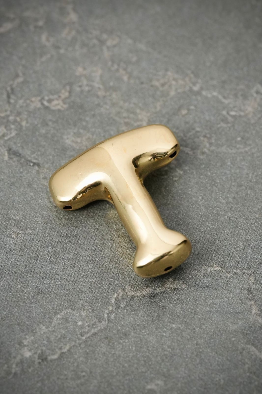 Dije letra t 0.55gr / Largo 1.7cm — Oro Amarillo