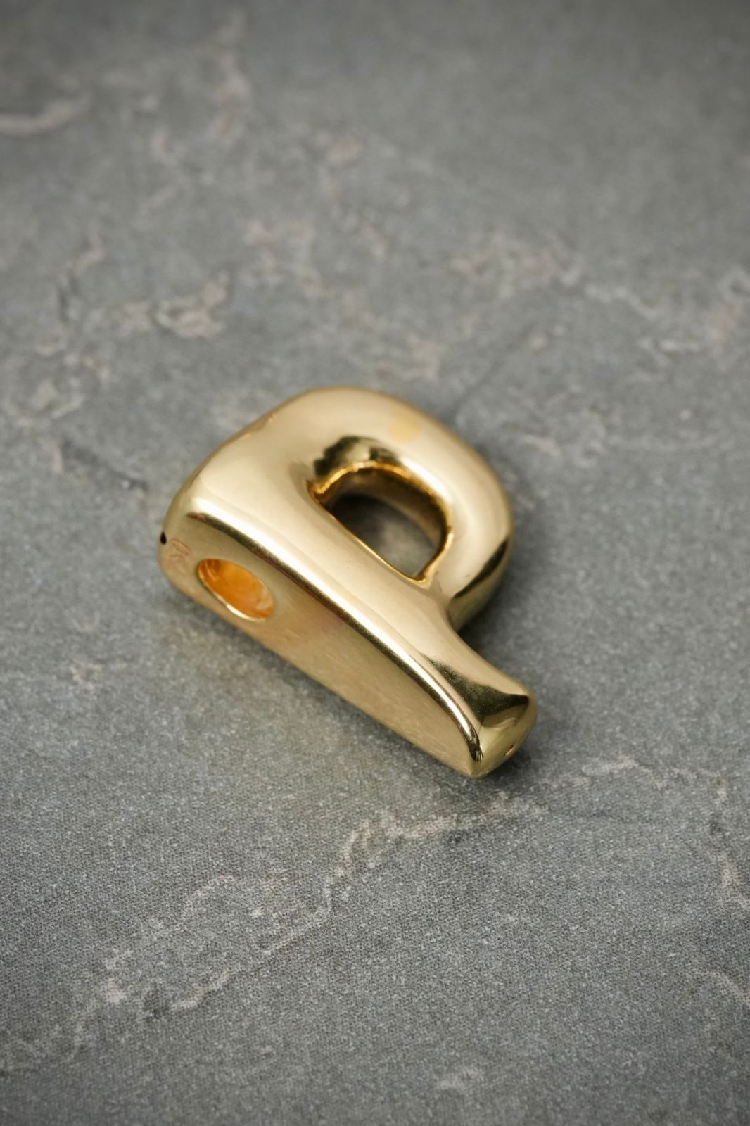 Dije letra p 0.65gr / Largo 1.8cm — Oro Amarillo