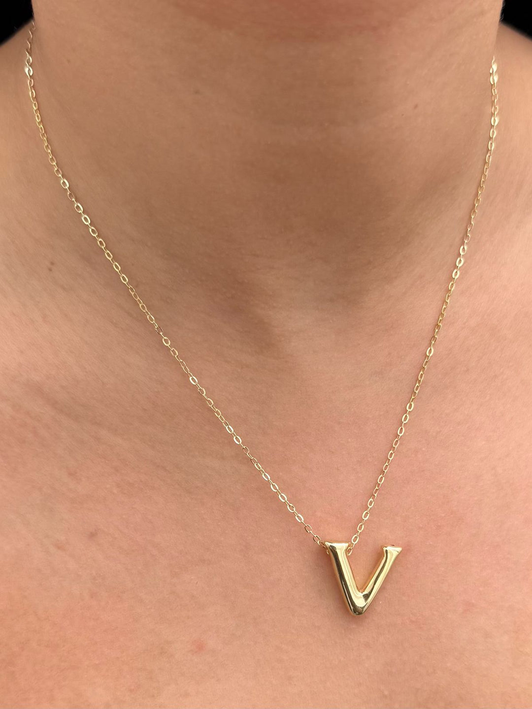 Dije letra v 0.6gr / Largo 1.7cm — Oro Amarillo