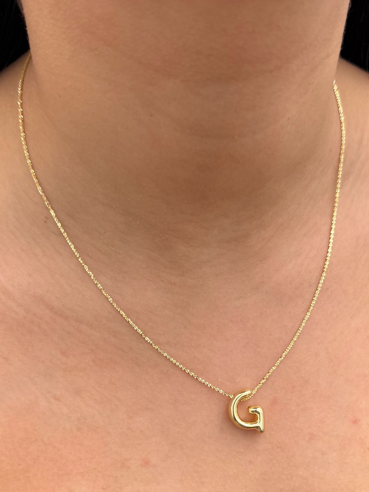 Dije letra g 0.65gr / Largo 1.7cm — Oro Amarillo