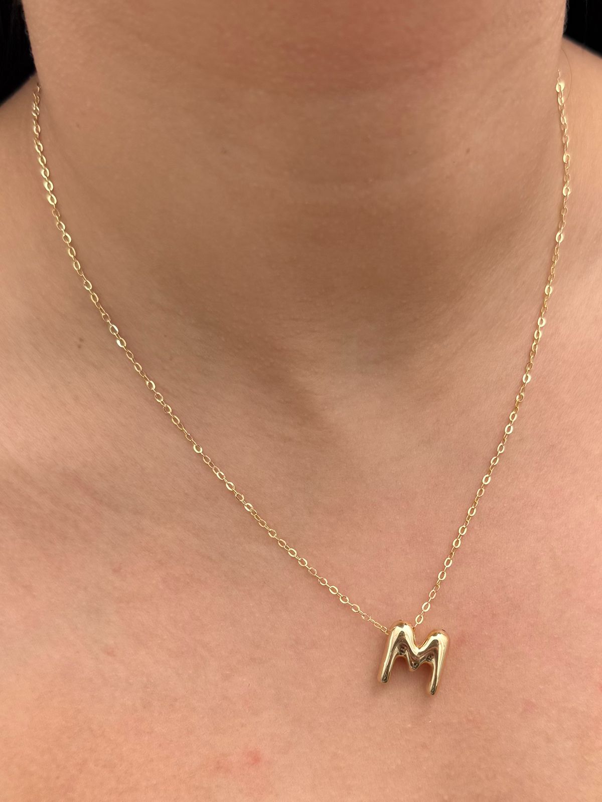 Dije letra m 0.6gr / Largo 1.4cm — Oro Amarillo