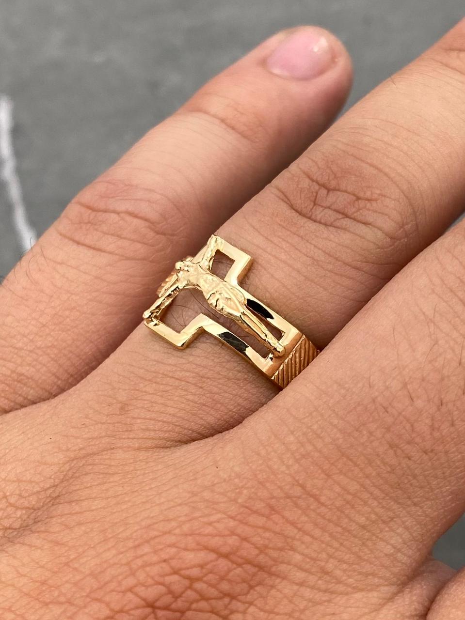 Anillo Cristo 2.6gr / Talla 6 3/4 — Oro Amarillo